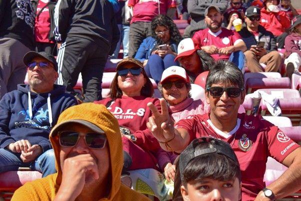 Hinchas de la tercera edad comparten sus experiencias apoyando a Deportes La Serena
