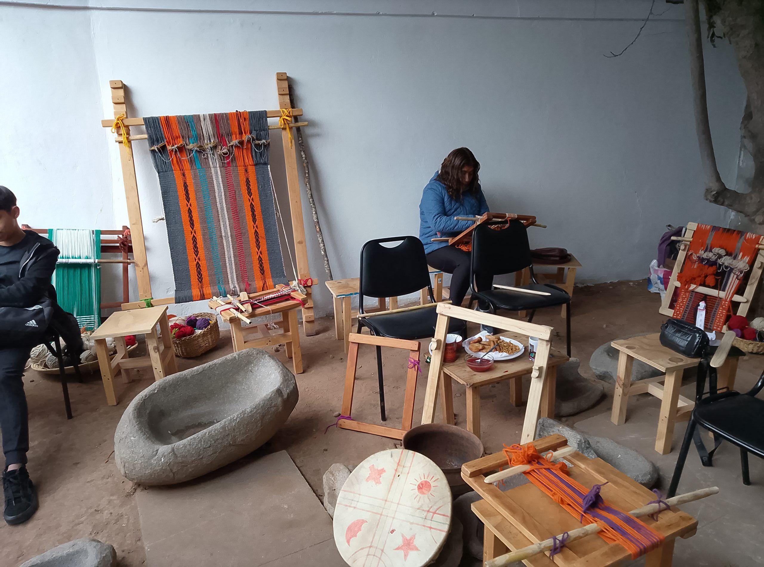 TALLER-DE-TELAR-MAPUCHE.jpeg