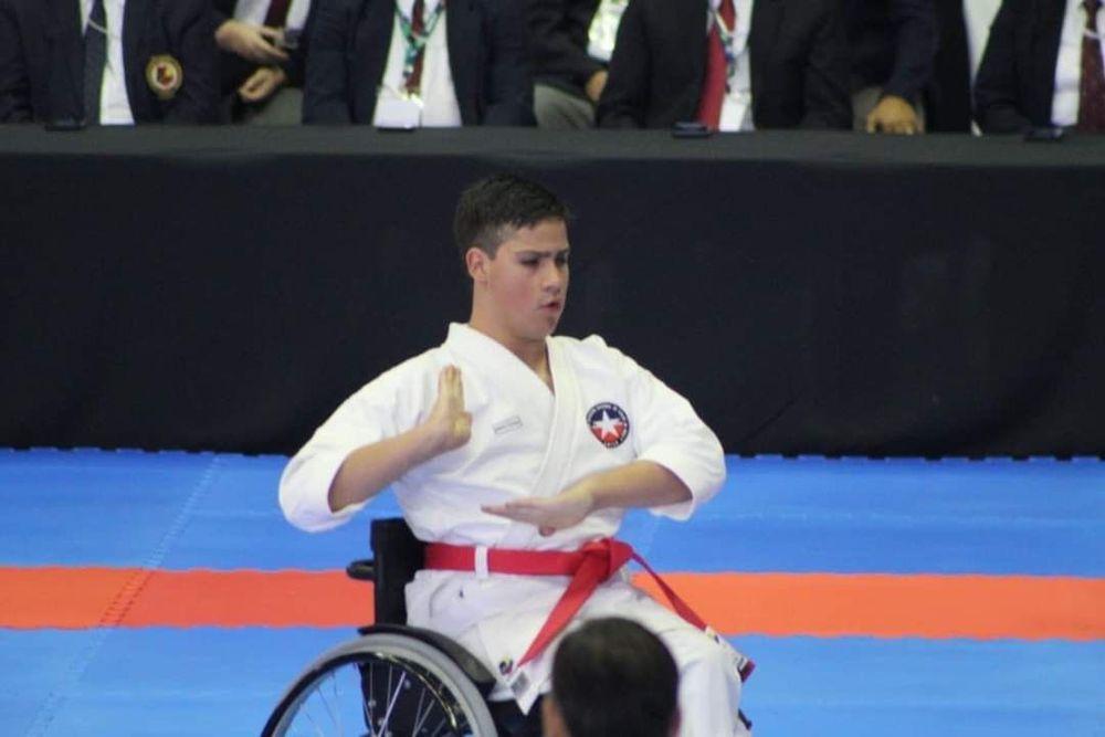 Joven para-karateka clasificado al mundial requiere financiamiento para costear su participación