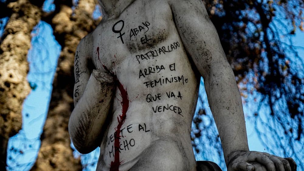 Abandono de las estatuas de Av. de Aguirre