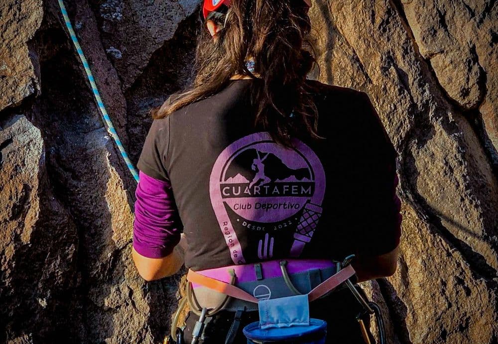 Titanas en la roca: escalada femenina en la cuarta región.